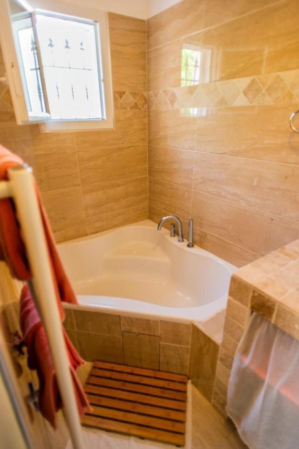 Les Manaux En Provence Bed & Breakfast Roquevaire Eksteriør bilde