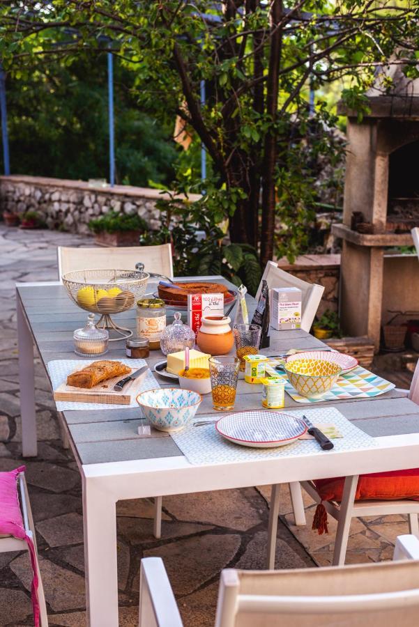 Les Manaux En Provence Bed & Breakfast Roquevaire Eksteriør bilde